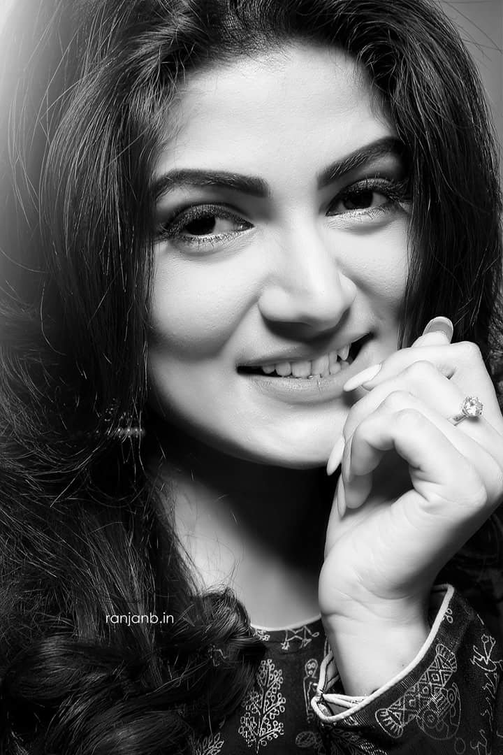 Srabanti Chatterjee, a Tollywood actress, smiles with her hand on her chin in a portrait by renowned photographer Ranjan Bhattacharya.